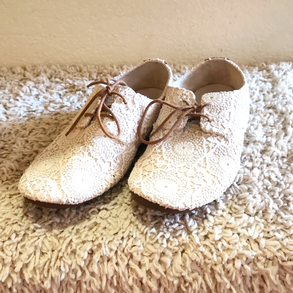 White lace Sanuk lace up flats, size 8.5/39.5